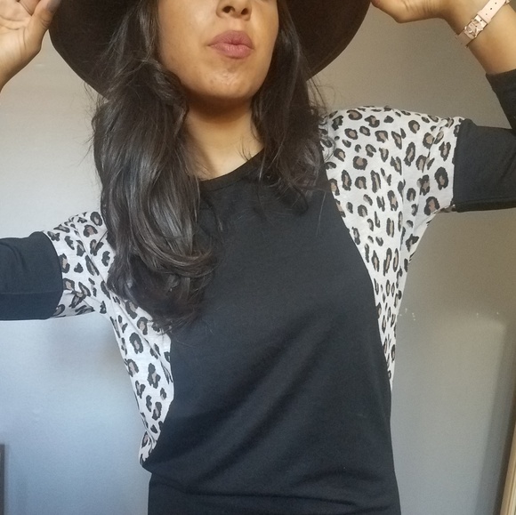 🏷CLEARANCE SPOTTED BLACK WHITE LEOPARD PRINT TOP - Picture 2 of 6